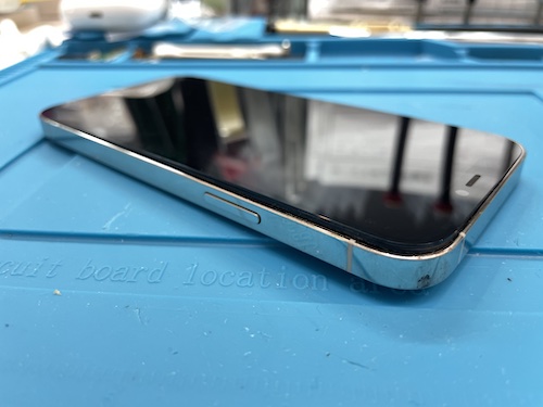iPhone12　強い衝撃で画面が膨らむバッテリー交換