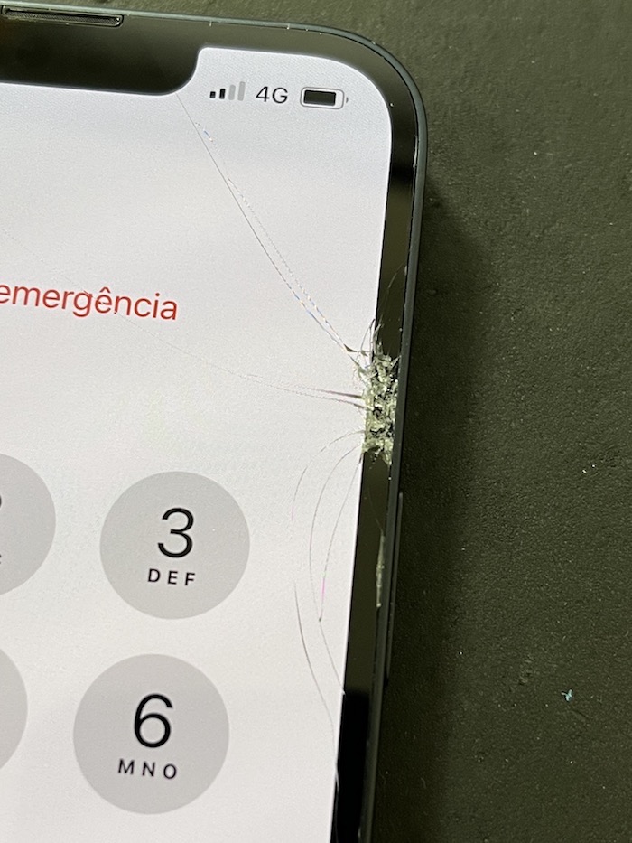 iPhone13ガラス割れ