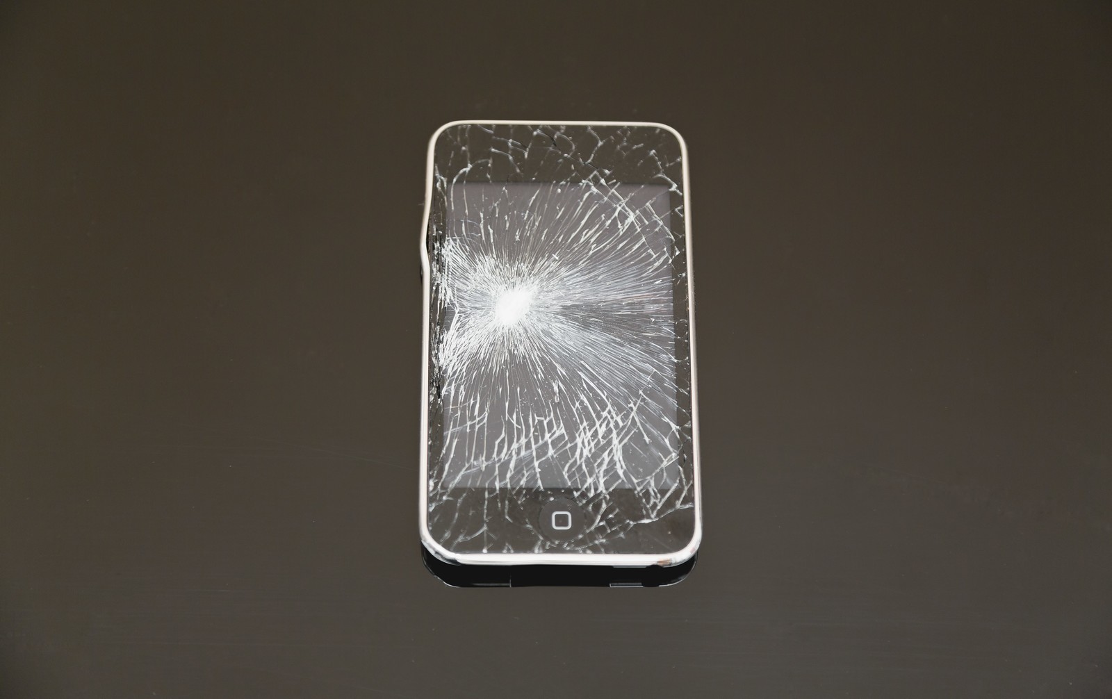 【実は危険】割れたままのiPhoneそのままにしてません？