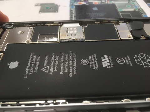 iPhoneのバッテリーが膨張してきたらこうかんしたほうがいいですよ！！