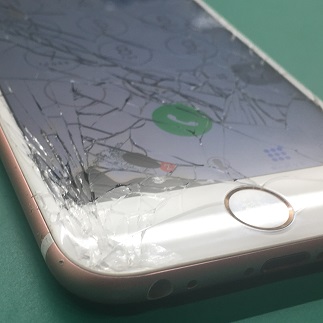 【注意】画面が割れたiPhoneをそのまま使っていたら・・・