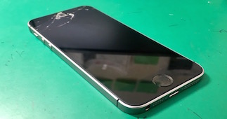 【iPhoneの修理工程をご紹介！】iPhone SE - 画面割れ