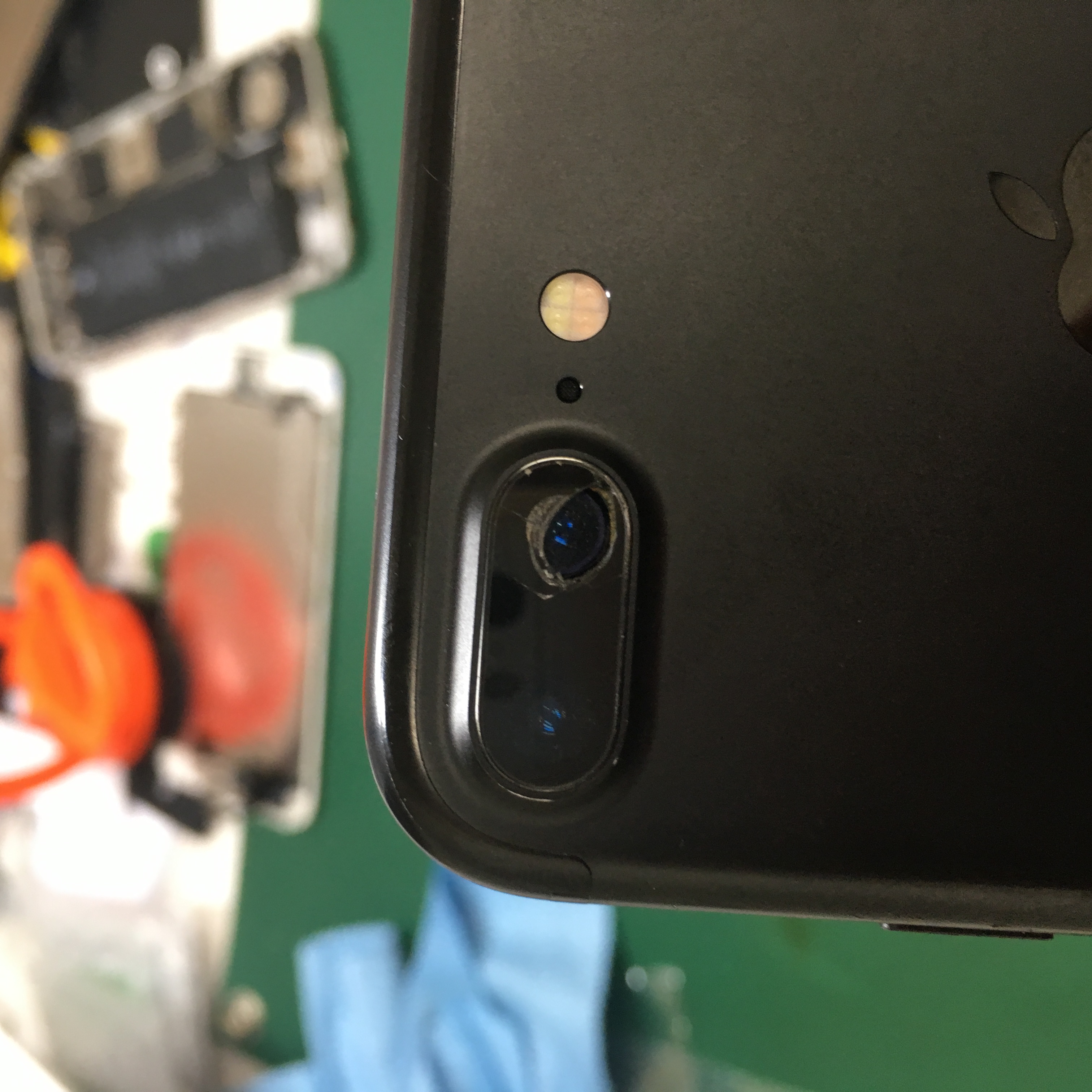 iPhone6以降のリアカメラレンズカバーの修理もやってます。