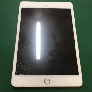 iPadmni4フロントパネル交換 　銀座店は在庫が有るものは全て即日修理です(^^)