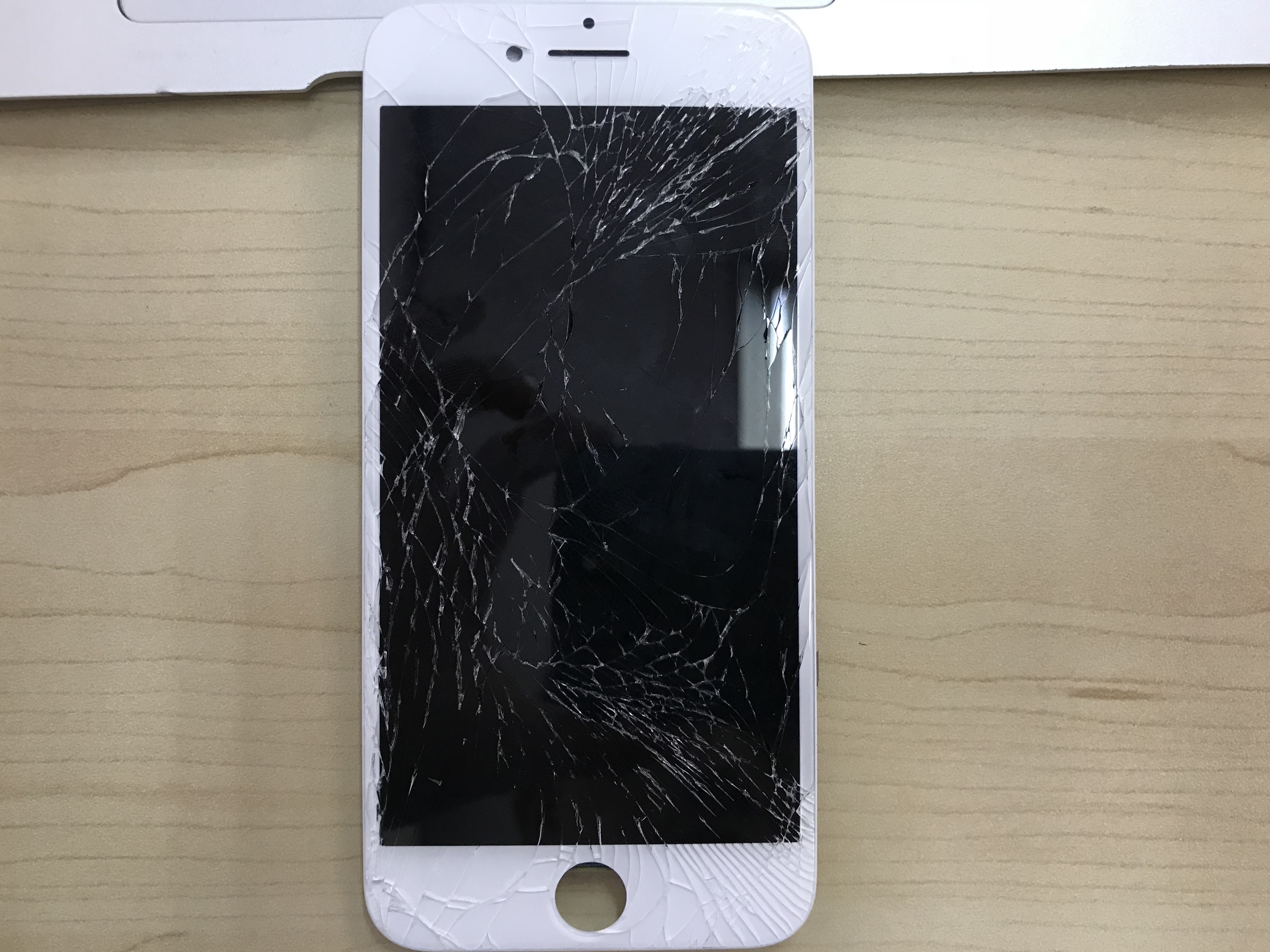 iPhone7パネル割れ修理
