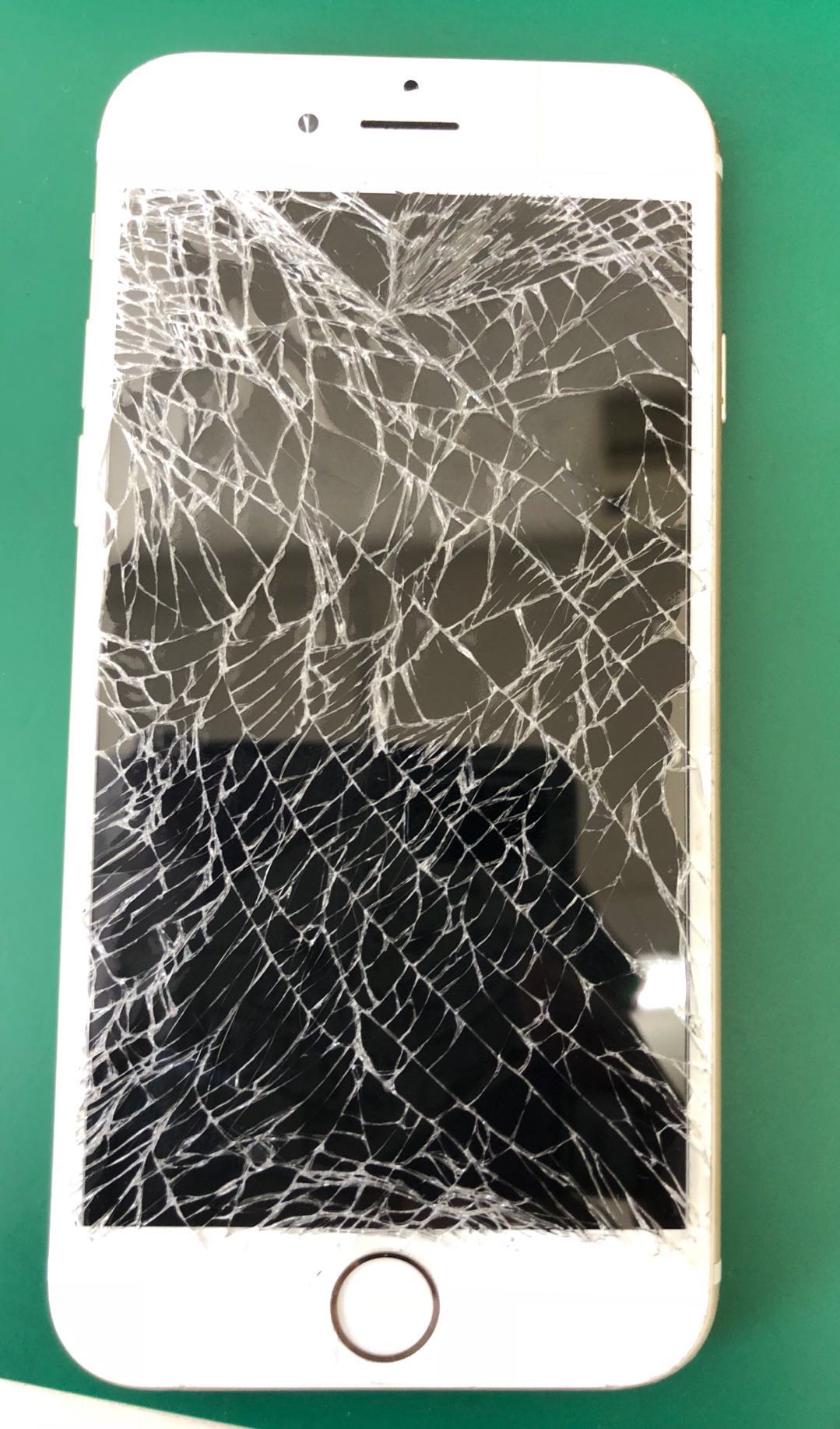 iPhone6画面割れ！