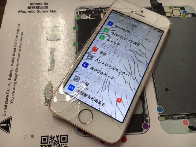 iPhoneのガラス割れは早めに修理しておいた方がいいですよ！！