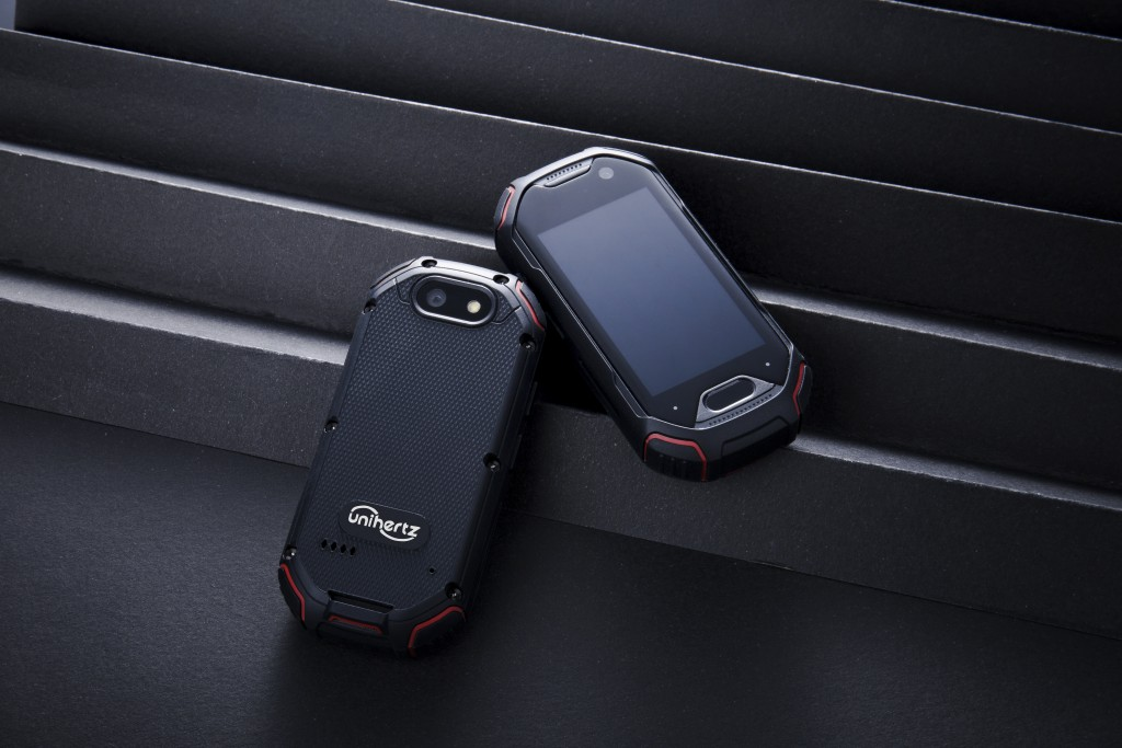 世界最小・IP68対応のタフネススマホ「Atom」登場！