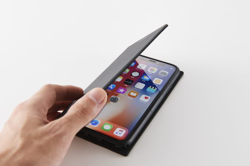 閉じて画面オフ、開くと復帰のiPhone XS / XS Max向け手帳型ケース