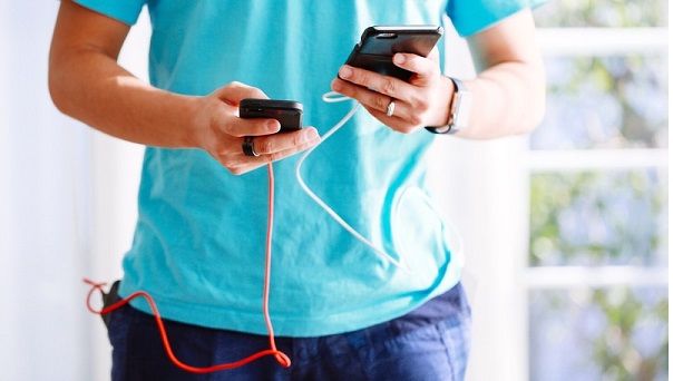 充電中にスマホを使うとバッテリー寿命が縮む！？