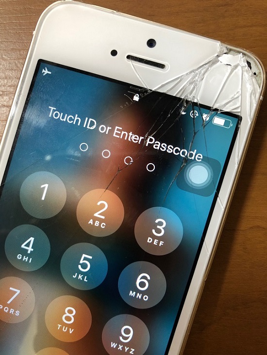 iPhoneSEの画面がバキバキでもデータそのまま即日30分修理しました！