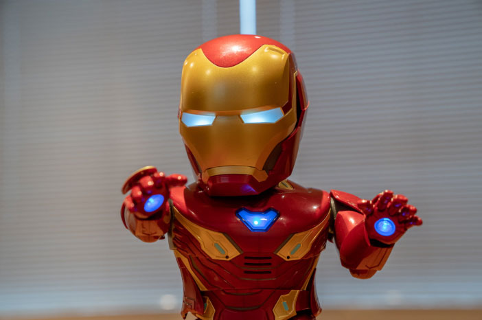 アプリで動作する「アイアンマン」ロボ登場