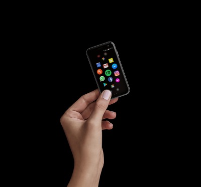 手のひらに収まるスマホ
