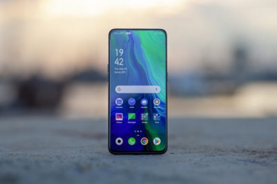 新技術！スマホの画面内にカメラ内蔵！