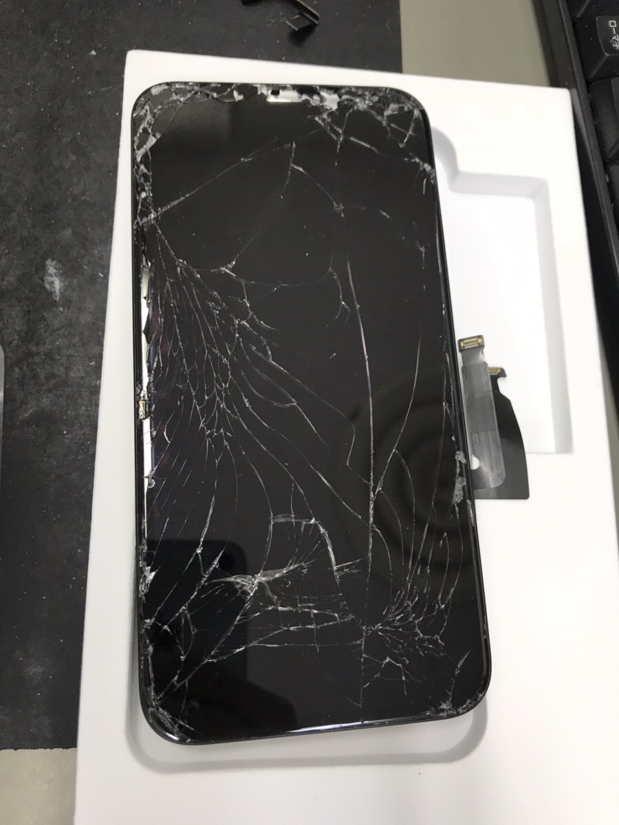 iPhoneXR画面割れ修理行っております！！