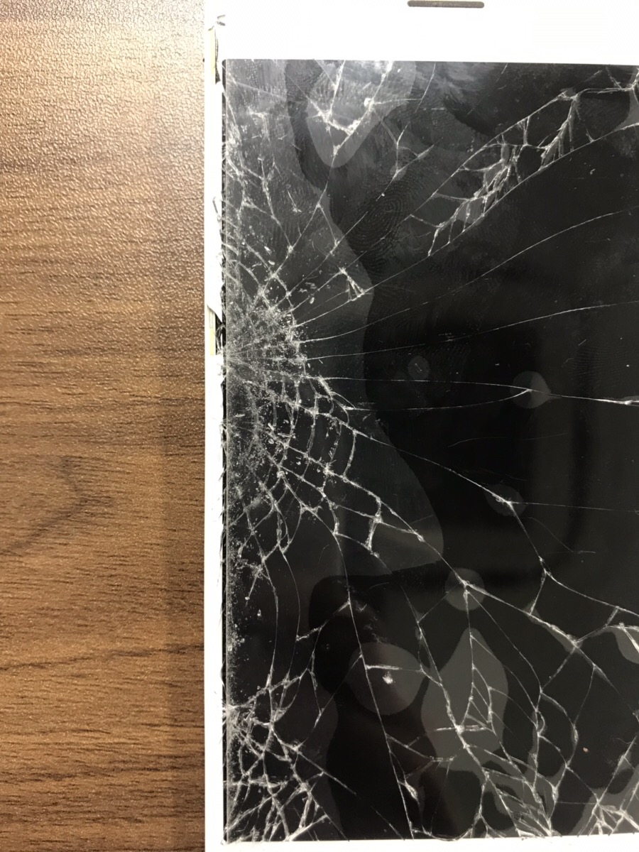 iPhone8画面割れ修理！