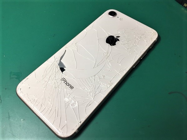 【iPhone8~XS】  背面ガラス割れで充電不可に！？