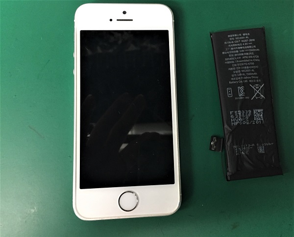古くなったiPhoneのバッテリーは危険