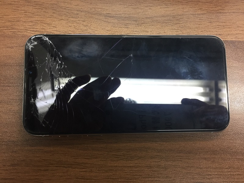 iPhoneXの画面割れと二次災害について