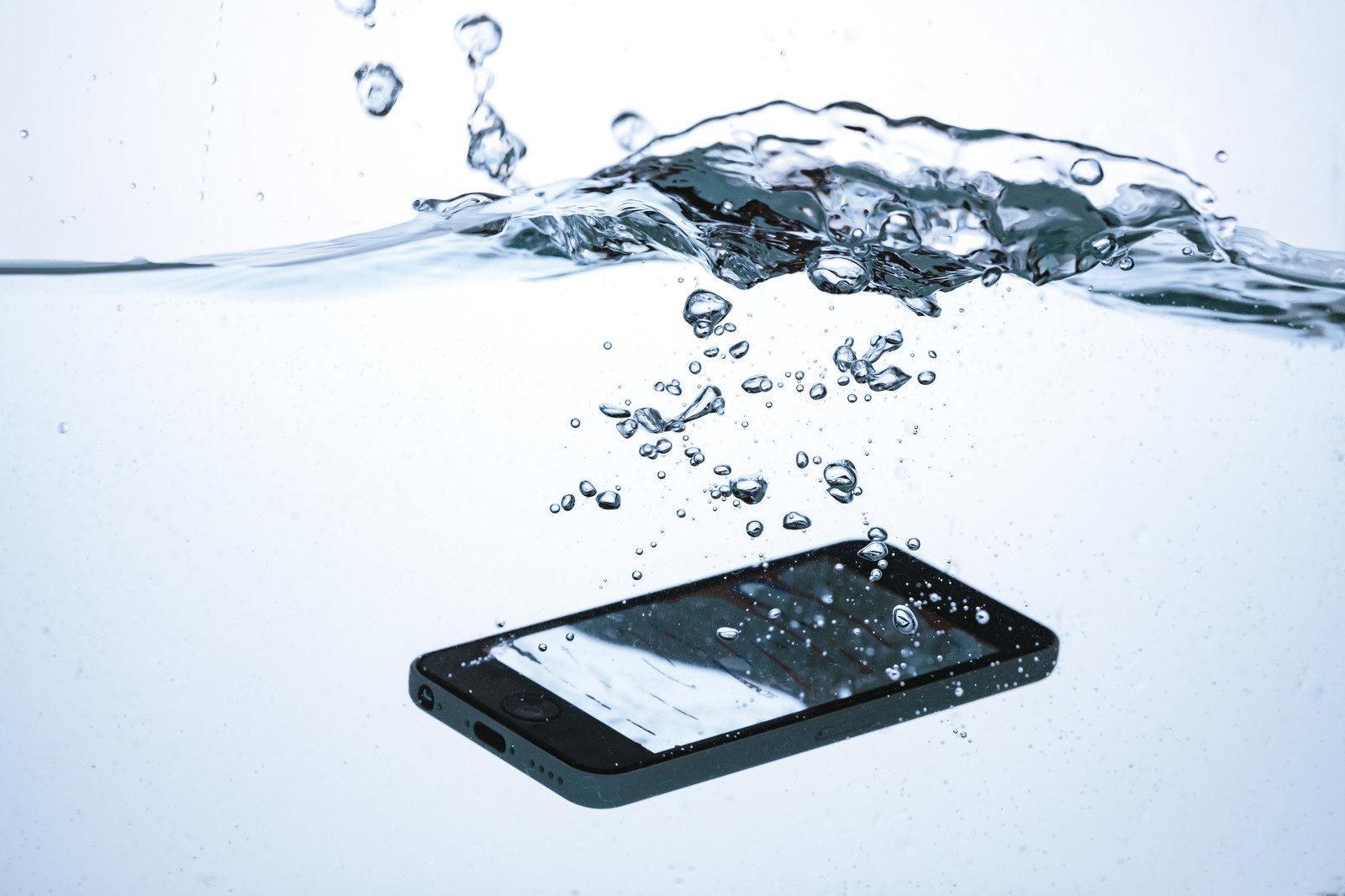 iPhoneを水没させてしまった時のNG行為