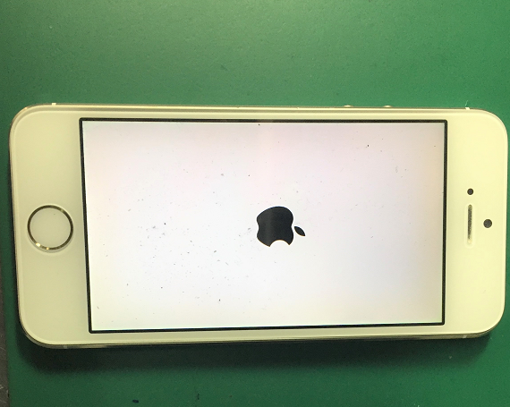 古いiPhoneのパネルの劣化。