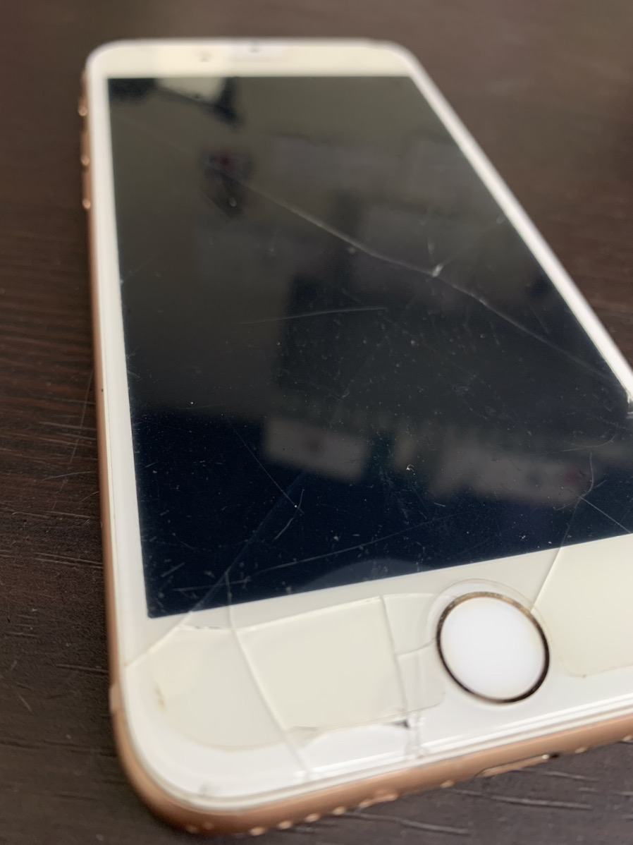iPhone 8の画面も背面もわれてしまって。。。