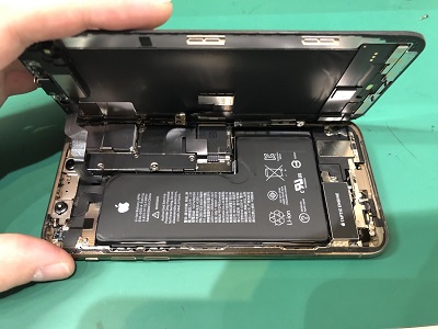 iPhoneXSの修理は当店にお越しください♪
