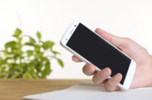 高級ブランドのロゴが相次いで変更！スマホに関係が？