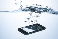 iPhoneの水没！原因や対処法は？