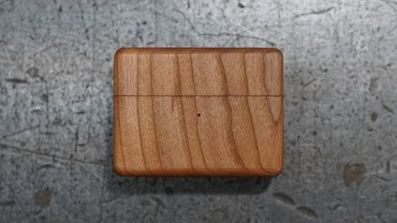 木製のAirPodsPro用ケースがクラウドファンディング達成！
