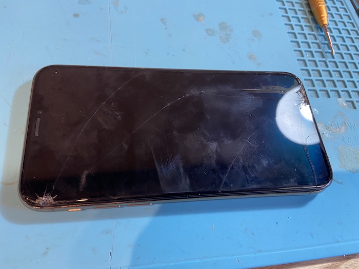 iPhoneXSの画面割れもお任せください！