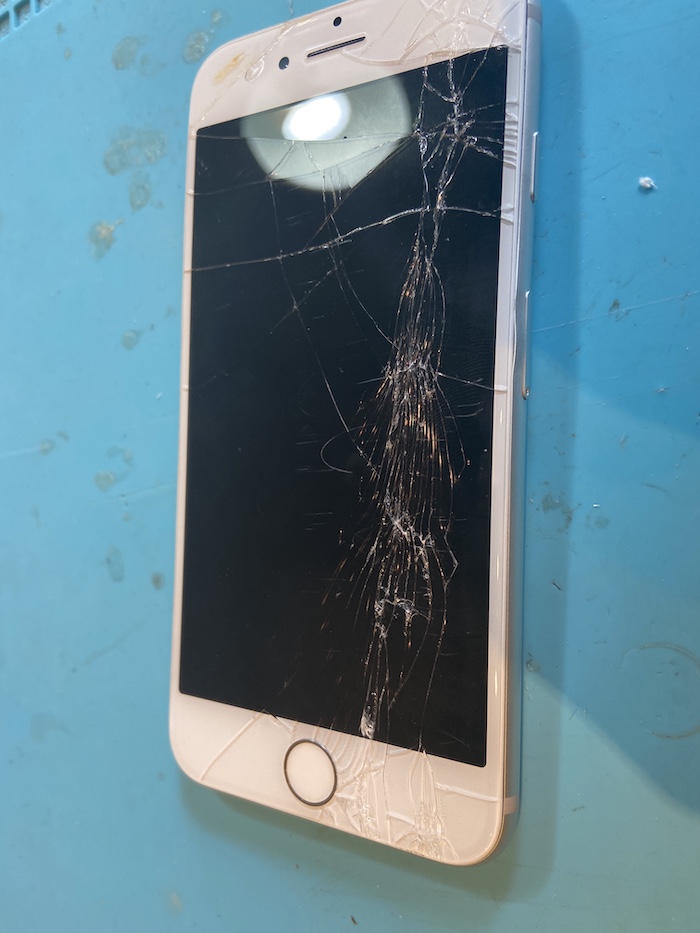 iPhone8の画面修理！iPhoneの画面修理お任せください！