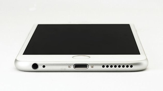 iPhone 、少なくともあと1年はLightingコネクタを実装