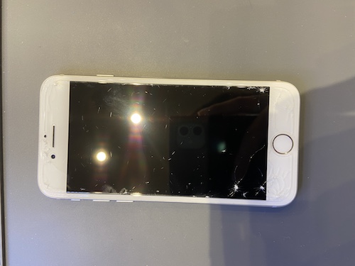 【画面修理】落として画面がつかなくなってしまったiPhone8