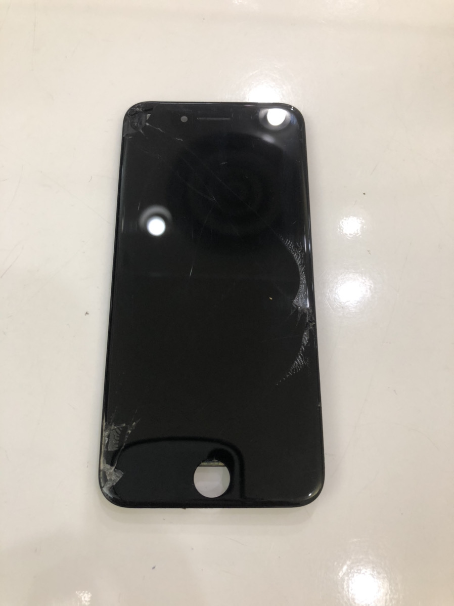iphoneの画面割れ承りました