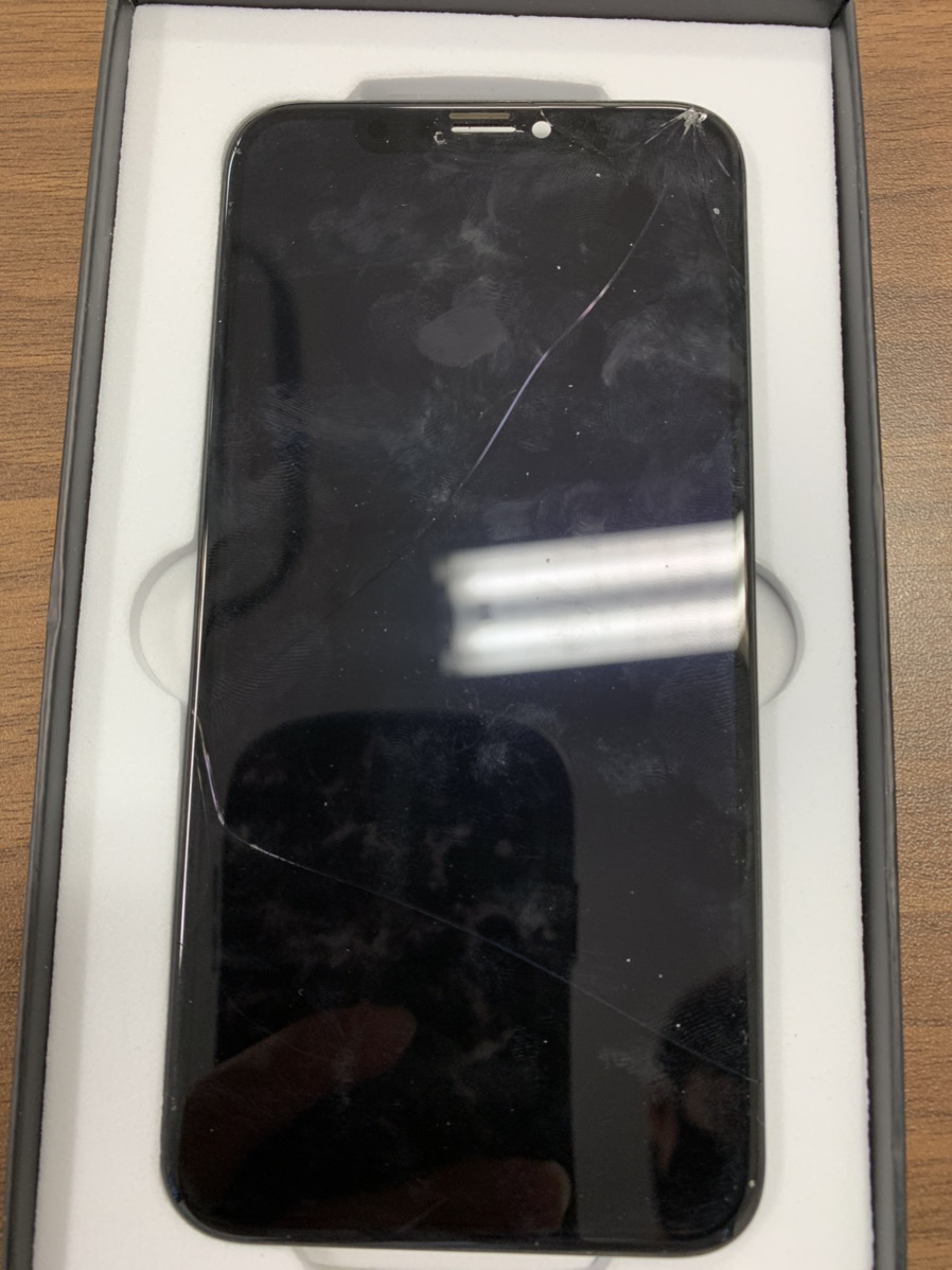 iPhone（アイフォン）Xsの画面交換承りました。