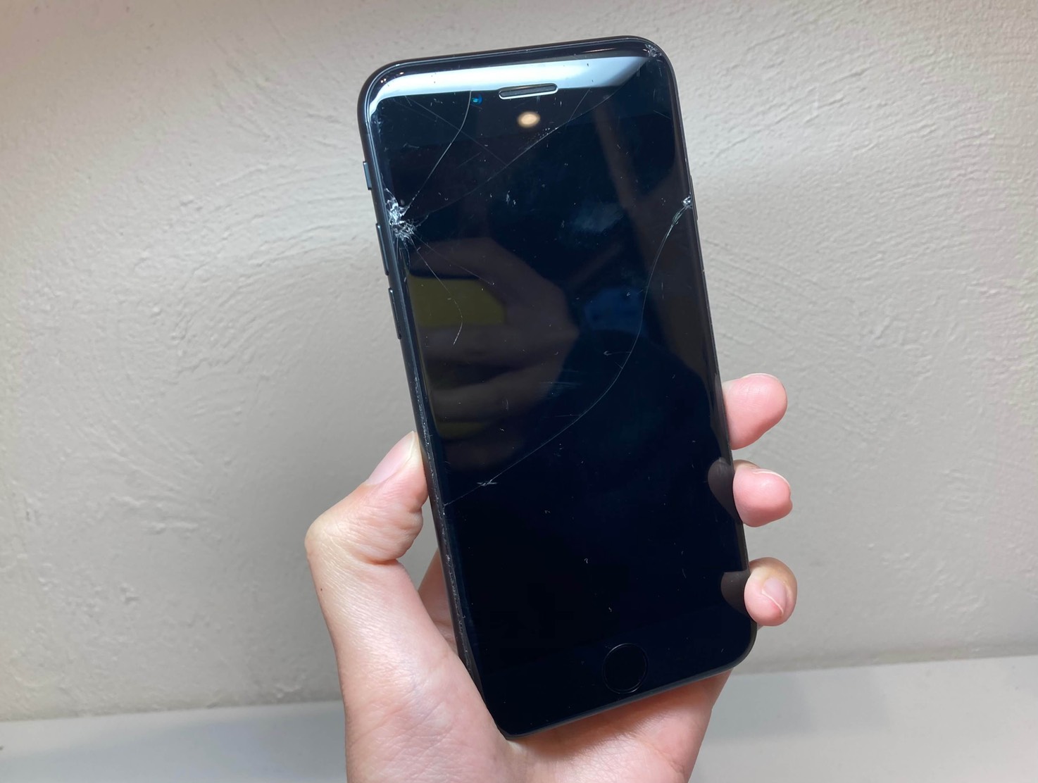 【iPhone SE】画面割れの修理事例について