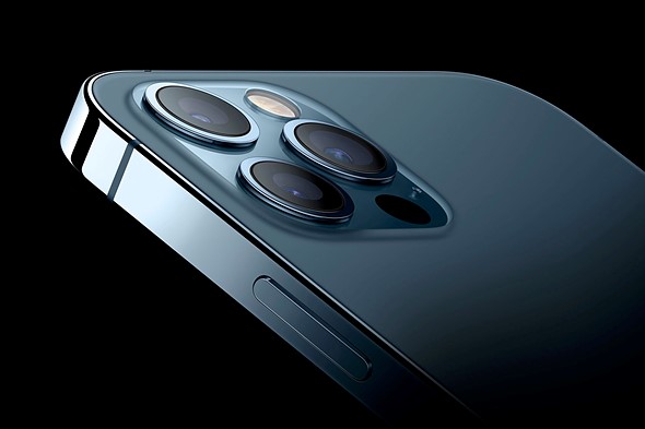iPhone12Pro に搭載謎の携帯間充電機能とは？