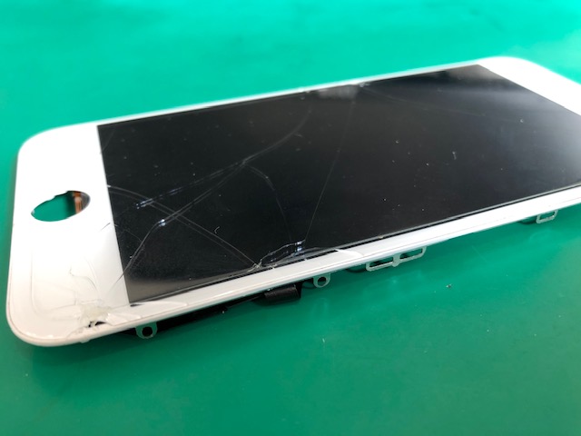 【鎌倉】iPhone 8の画面割れ