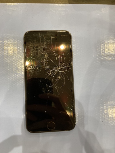 iPhone8の画面修理！！