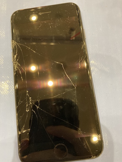 音量ボタン辺りからヒビが広がったiPhone8の画面交換修理