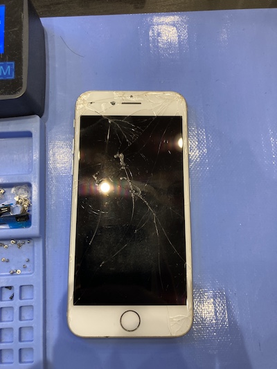 上部へのダメージが大きいiPhone7の画面交換修理