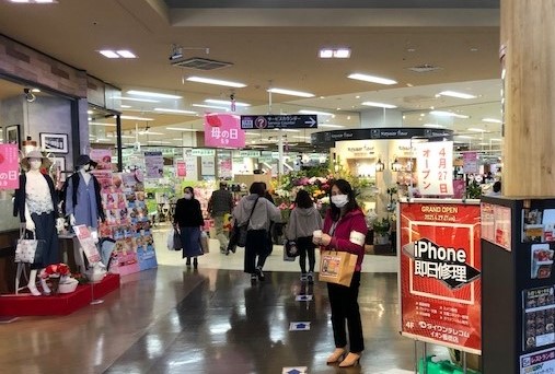 iPhone修理 イオン板橋店正面エントランスにブースを設置しました