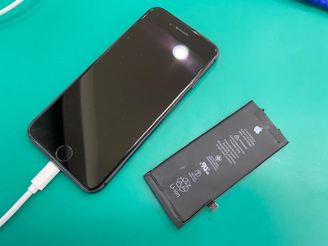【葉山】 iPhone 8のバッテリー交換