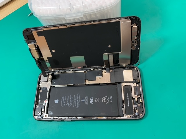【高島平】 iPhone8 雨による表示不良