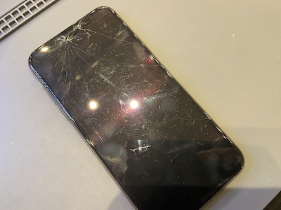 タッチ操作が効かないiPhoneXSの画面修理