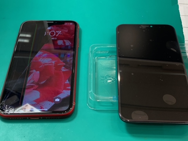 【最寄り東武練馬のiPhone修理】XR　液晶漏れ