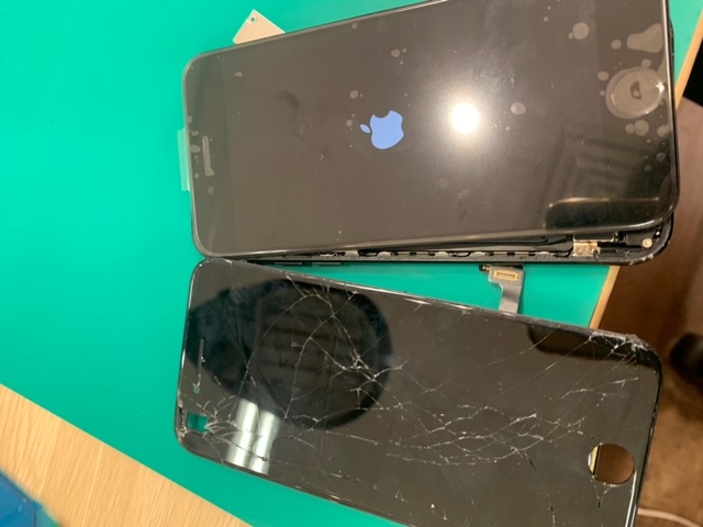 【最寄り東武練馬のiPhone修理】7 液晶パネルに穴？！