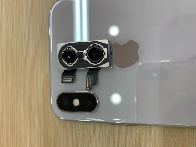 【最寄り東武練馬のiPhone修理】XS 外カメラが動く？！