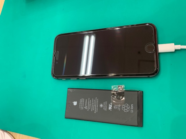 【最寄り東武練馬の修理店】iPhone8 バッテリーがおかしい？！